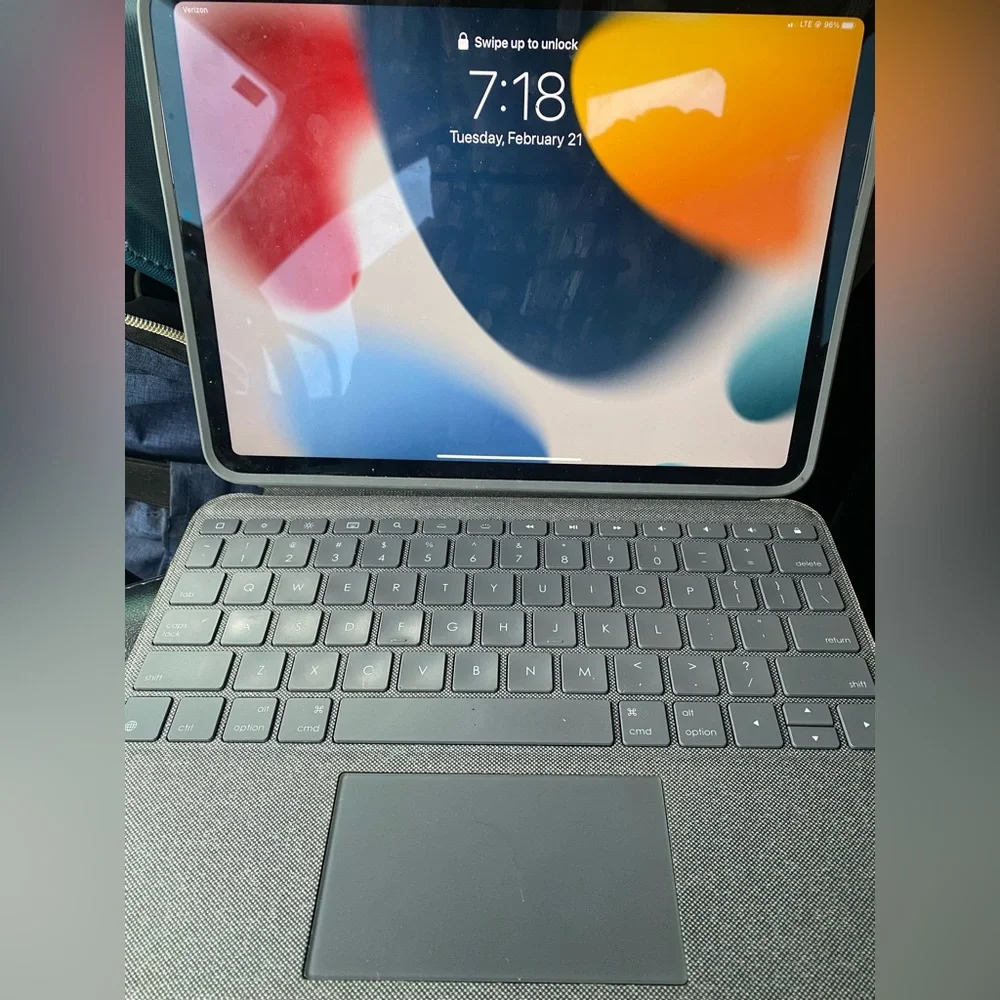 Witeless Bluetooth Logitech Keyboard & Stand Compatible For Apple Ipads